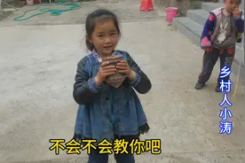 农村小孩的玩具，6岁的孩子玩5斤重的陀螺，声音像放炮，好玩。