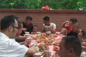 实拍广西玉林市容县乡下的酒席，一桌两碗扣肉，其中的乡音谁懂视频封面