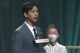 李现获“年度品牌价值明星”，蓝色西装的现男友，身材太绝了！视频封面