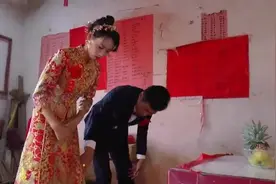 福建农村小哥结婚，新郎不忘祖恩好传统，带着新娘先拜祖屋视频封面