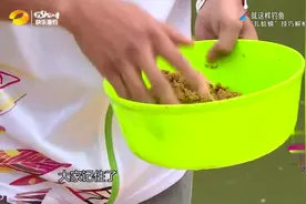 就这样钓鱼：为了不让饵料入水脱落，打粘是必备的过程之一视频封面