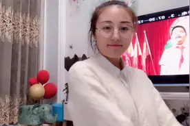 网购的衣服到了，夫妻俩换装后变身俊男靓女，走起路来都觉得害羞