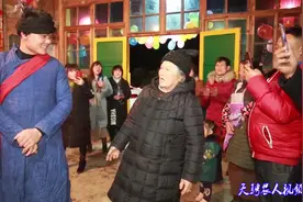 土家族结婚传统簪花仪式，亲戚都给新郎头上插花，还要念祝福诗歌视频封面