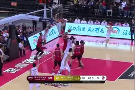 不愧是半兽人！法里德狂暴抢板，身体倒地瞬间将球打进，天赋爆表视频封面