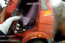 年轻小伙儿拿C证开大货车 被交警查获 罚款2000元扣12分视频封面