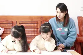 双胞胎写作业妈妈说她们笨，姐俩商量教训她出了道题，面对疾风吧视频封面