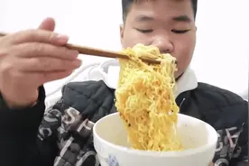 把泡面做成干拌面，会好吃吗视频封面