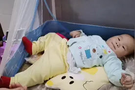 7个月宝宝躺在床上就双脚蹬个不停，越蹬越起劲，你家的也这样吗视频封面
