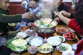 和艾滋病患者一起吃火锅，会被传染艾滋病吗？说出来就怕你不信！视频封面