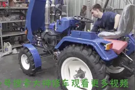 小哥单人把一堆零件组装成一辆四轮拖拉机，太牛了视频封面