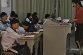 女老师跪着上课的图片被刷屏了，你怎么看？视频封面