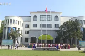 岳阳市一中举行庆祝西藏百万农奴解放62周年升国旗仪式图片