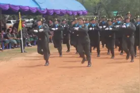 泰国阅兵，女兵“弹簧式”的跑步姿势，让人大开眼界视频封面