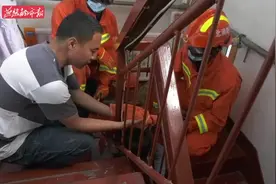 男童头卡楼梯扶手进退不得，沧州消防扩张施救视频封面