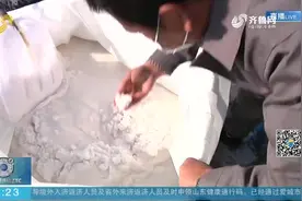壮观！探秘青岛百年盐场，古法晒盐日产30多吨，晶莹剔透如冰晶视频封面