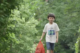 太暖！小男孩生病发烧，同桌这个举动令人触动，这就是友情！视频封面