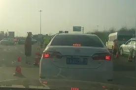 燕子终于登上返郑的高速，一路顺畅下高速口时却又排起了长队登记视频封面