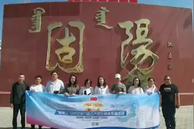 张飞的嘴咧到了耳朵根儿图片