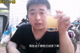 香烟的尾部泡到清水里，然后水发黄后，倒入紫砂杯在倒出来变清澈