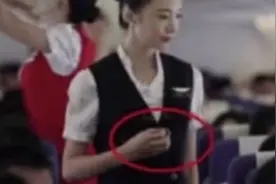 乘客在登机后，为什么空姐会拿着“打火机”边走边按？涨知识了视频封面