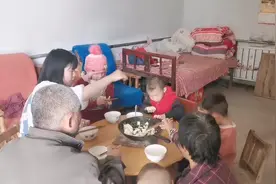 侄女看不到妈妈，问婶婶：妈妈是不是不要我们了？平平怎么回答视频封面