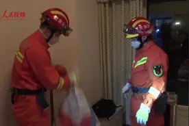 瞌睡都吓醒了！居民凌晨上厕所发现卧室惊现2米大蛇视频封面