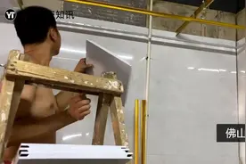 浅灰色的厨房瓷片配什么颜色的吊顶好看呢？视频封面