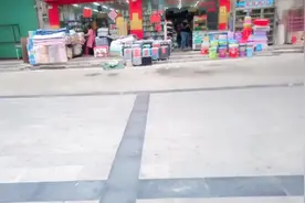 实拍为了预防冠状病毒伯恩厂上班员工要住宿舍，都在买床单被罩。