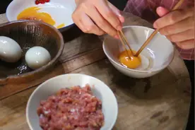阿娇制作非遗美食”灌蛋“，把肉塞进蛋黄里，没有一双巧手做不了视频封面