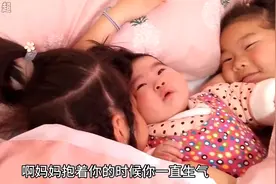 宝宝被两个姐姐抱在中间吓得一动不动，像定身了似的，太可爱了！视频封面
