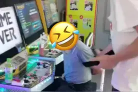 盗窃男子打游戏正嗨时警察来了图片