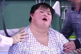 女孩突然喘不上气，欧阳医生骑她身上，按压腹部竟喷出半块西瓜视频封面