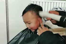 儿子头发长了，在家给孩子修剪一款帅气的雕刻发型，很帅气啊。视频封面