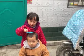 4岁姐姐给2岁弟弟理发，有模有样太可爱，把妈妈和奶奶都逗笑了视频封面