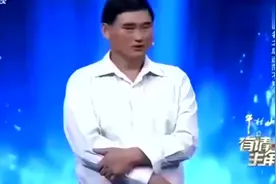 大衣哥朱之文现场说漏嘴了？主持人可逮着机会，网友-全招了！视频封面