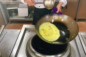 怎么样做出又大又圆又煎不烂的“小葱煎蛋”？厨师长教你小技巧！视频封面