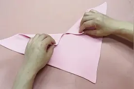 小布头剪个正方形，中间剪一刀，宝宝口水巾就完成了视频封面
