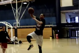 扎克拉文有多深猛，NBA选秀前的训练集锦，身体素质好到爆炸视频封面