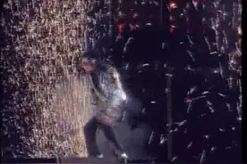 迈克尔杰克逊音乐史上巅峰表演！歌迷不是激动到哭就是兴奋到昏厥视频封面