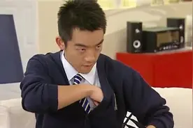 男子从胸口掏东西，把一家三口吓得够呛，还以为掏枪呢！视频封面
