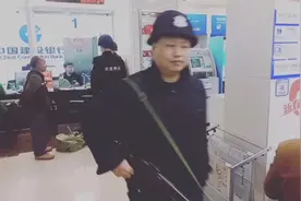 实拍:银行大厅智能机办理开户流程，视频封面