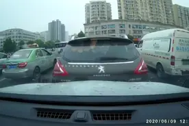 看女司机的意思好像是，你撞我干嘛？视频封面