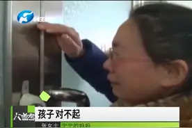 女童家中玩插排，面部遭电击受重伤，母亲自责痛哭！视频封面