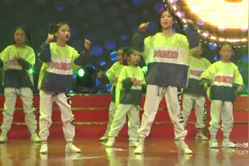酷女孩表演街舞《野狼disco》，精彩极了，街舞动作超专业！视频封面