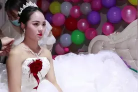 福建一姑娘出嫁，妈妈哭得好伤心，第一次穿婚纱，像仙女下凡一样视频封面