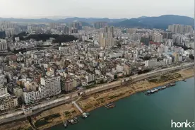 广东的边远小县，拥有双高铁站，发展迅速，初具小城市的样子