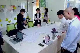 公司开会美女感觉脚丫发痒，蹲下来察觉不对劲，一掀开桌布惊了视频封面