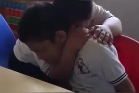 【暖心一幕】墨西哥一个唐氏综合征男孩主动拥抱自闭症男孩！视频封面