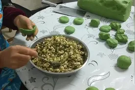 传统美食青团制作全过程，一家人齐上阵视频封面