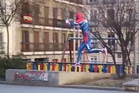 当你穿上蜘蛛侠战衣上街溜达跑酷路人会是甚么反应？视频封面